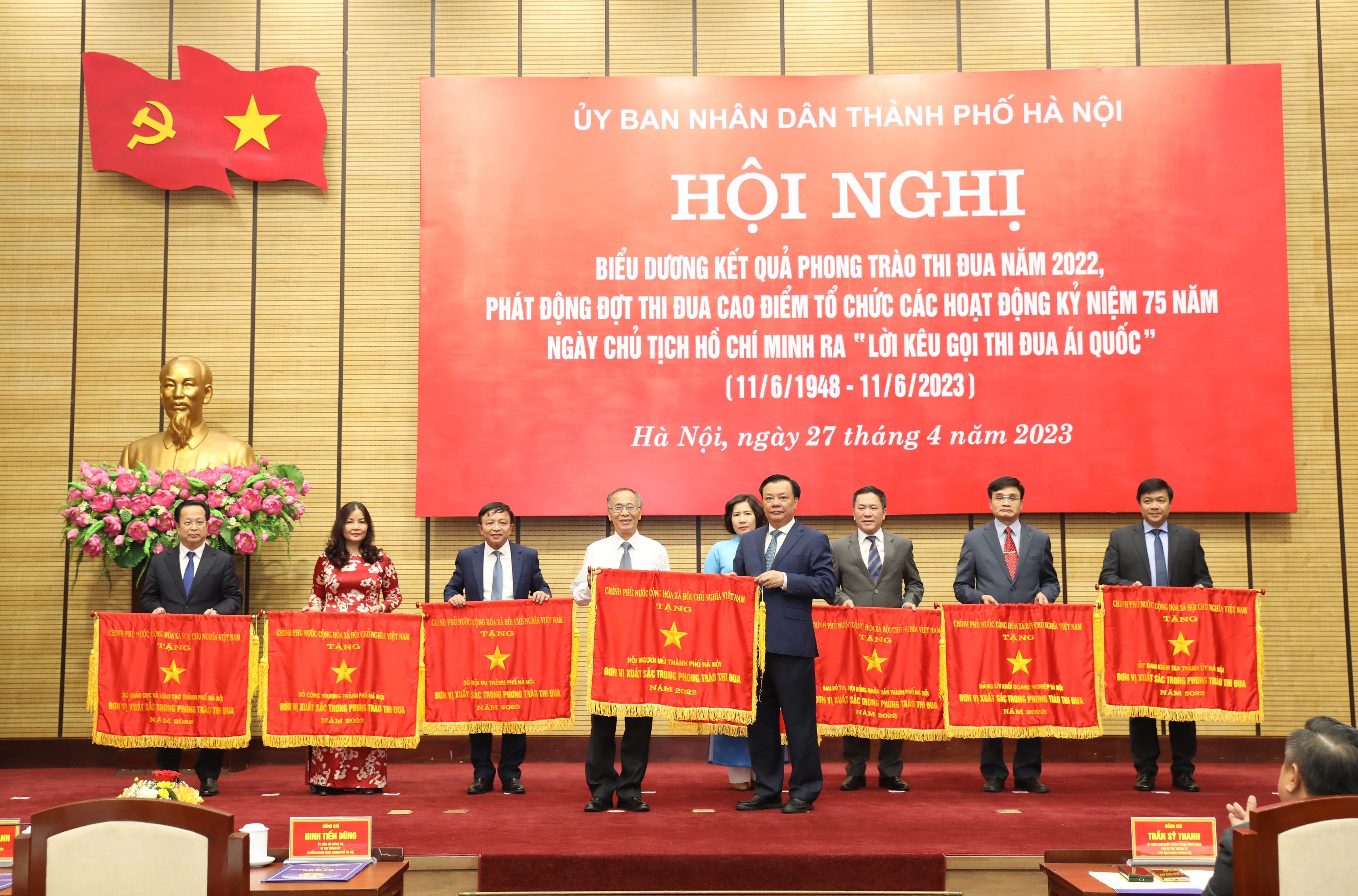 Hội Người mù thành phố Hà Nội vinh dự nhận Cờ thi đua của Chính phủ tặng đơn vị xuất sắc trong phong trào thi đua năm 2022